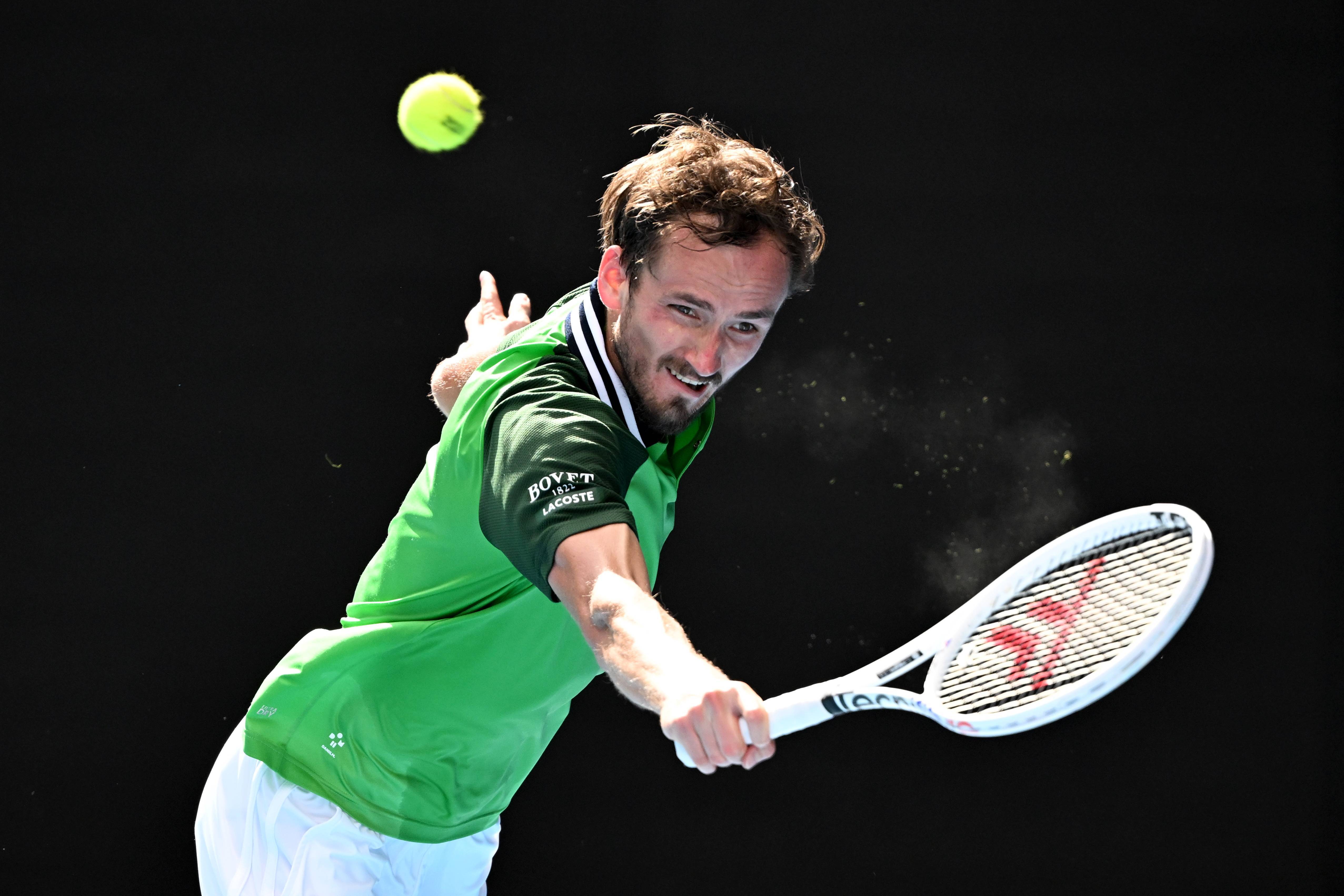 西班牙网球队逆转世界网球队,梅德韦杰夫关键制胜的简单介绍 西班牙网球队逆转世界网球队,梅德韦杰夫关键制胜的简单介绍