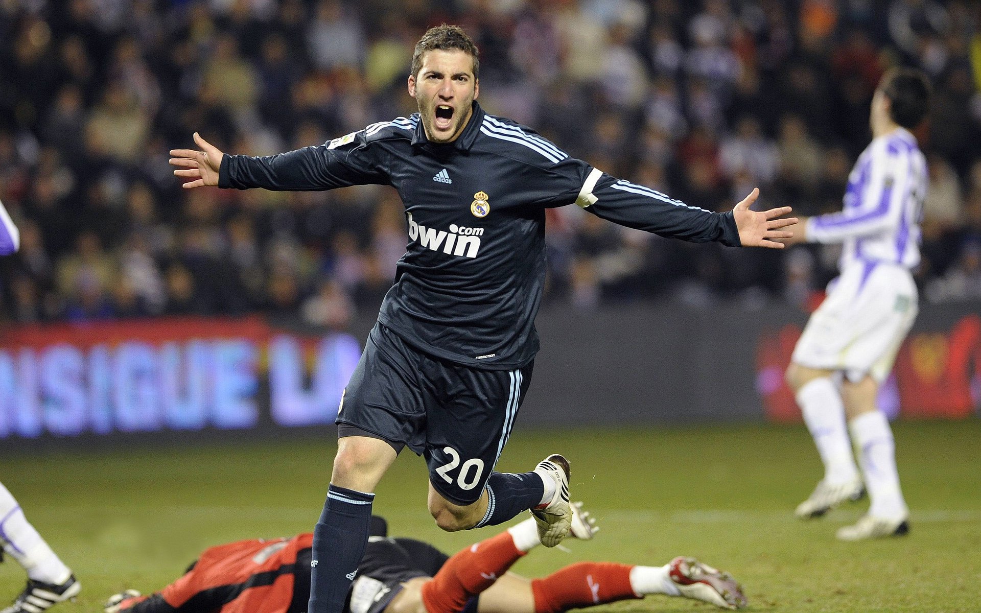 西甲国家德比之夜，特奥完成里程碑，红蓝与纯白间的永恒传奇